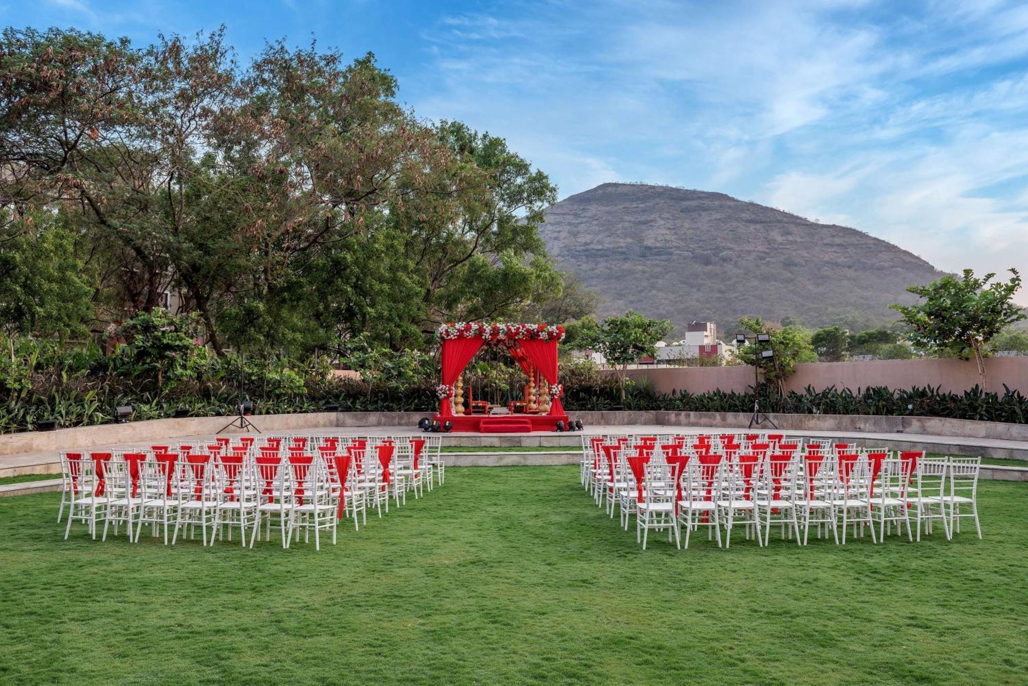Radisson Blu Hotel & Spa, Nashik Dış mekan fotoğraf