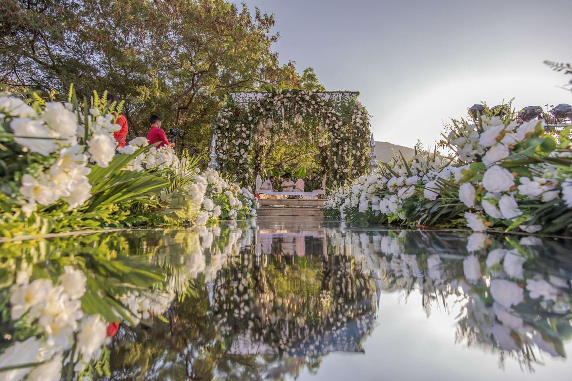 Radisson Blu Hotel & Spa, Nashik Dış mekan fotoğraf